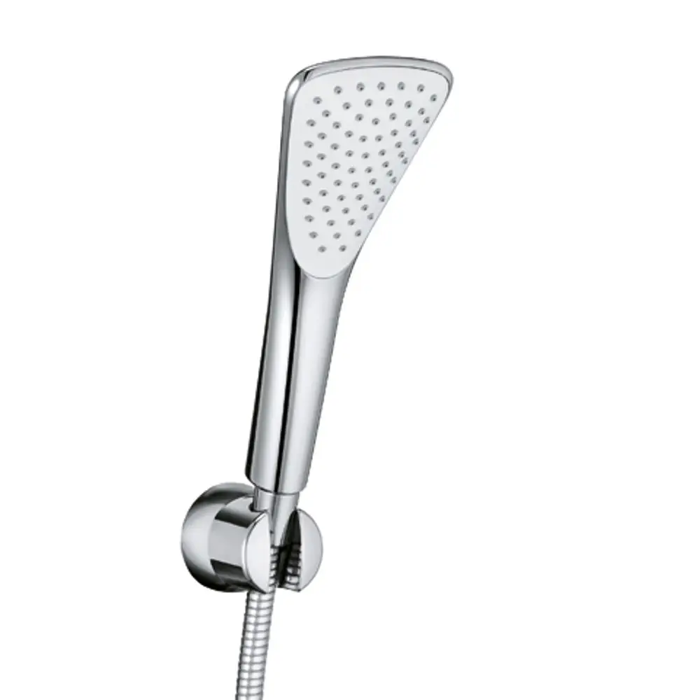 Brausekopf in chrom, an einer Wandhalterung befestigt. Der flexible Schlauch ist ebenfalls in chrom ausgeführt, typisch für Kludi Produkte.